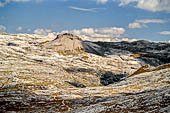 Trekking nel Parco Naturale Puez-Odle. Da Passo Gardena al Rifugio Puez, superato il Passo del Crespeina si delinea la curiosa sagoma conica simile a un vulcano del Col dela Sone (2634 m).